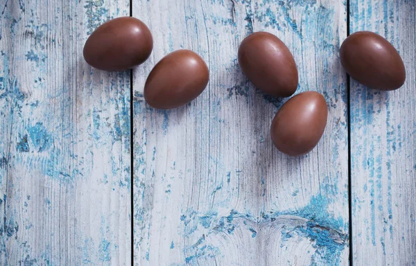 Čokoládová vajíčka na staré dřevěné pozadí — Stock fotografie