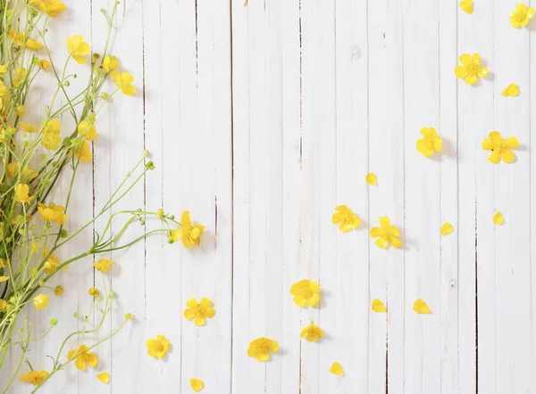 Κίτρινα λουλούδια σε ξύλινο φόντο — Φωτογραφία Αρχείου