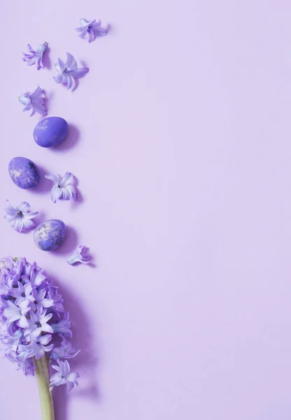 Paaseieren met lentebloemen — Stockfoto