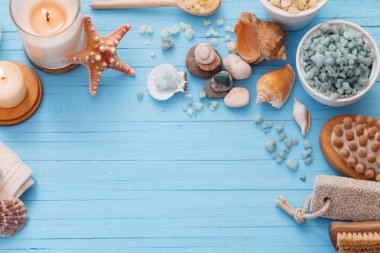 Spa kavramı mavi ahşap zemin üzerine mumlar ile