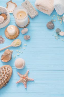 Spa kavramı mavi ahşap zemin üzerine mumlar ile