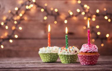 cupcakes karanlık eski ahşap arka plan üzerinde