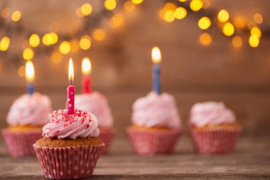 cupcakes karanlık eski ahşap arka plan üzerinde