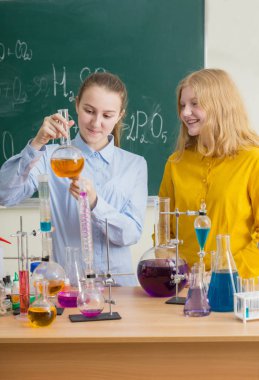 iki kız kimyasal deneyler yapıyor