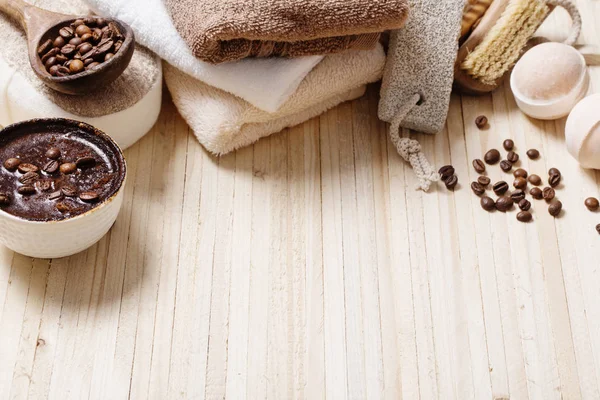 ahşap arka plan üzerinde kahve Spa konseptiyle