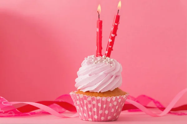Cupcake avec bougie sur fond rose — Photo
