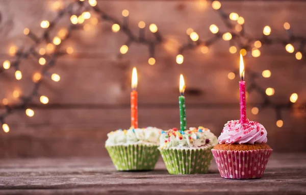 cupcakes karanlık eski ahşap arka plan üzerinde