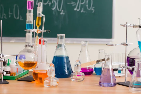 Cam şişeler, kimya ders çok renkli sıvı ile