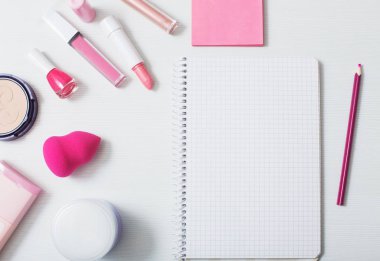 Kadın pembe kozmetik, üstten görünüm