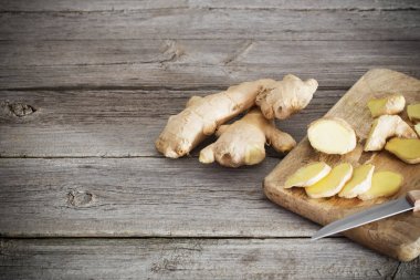 Ahşap arka planda kızıl