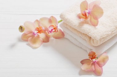 Orkide Beyaz ahşap zemin üzerinde havlu ile