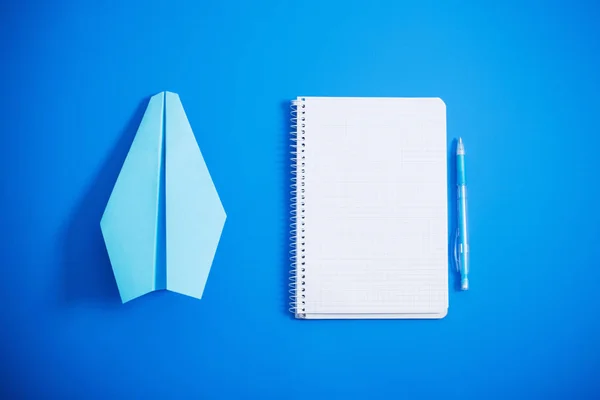 Plano de papel sobre fondo de color azul —  Fotos de Stock