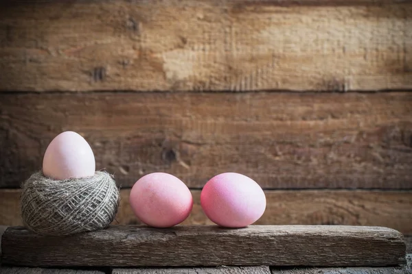 Eski ahşap zemin üzerinde Paskalya yumurtaları — Stok fotoğraf