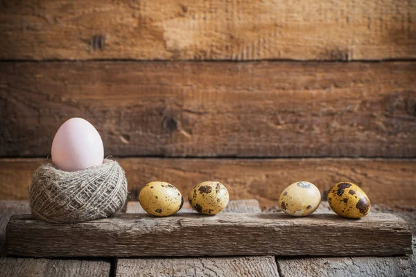 Πασχαλινά αυγά σε παλιά ξύλινα φόντο — Φωτογραφία Αρχείου