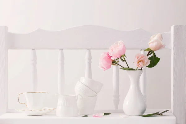 Рожеві троянди на старовинній дерев'яній білій полиці — стокове фото