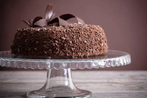 Pastel de chocolate en la vieja mesa de madera — Foto de Stock