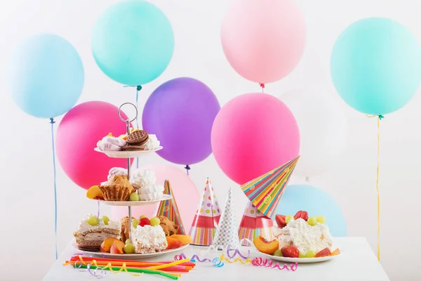 Festeggiamenti di compleanno con torta e palloncini colorati — Foto Stock