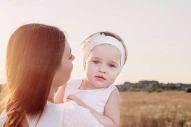 Anne ve kızı gün batımında