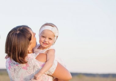 Anne ve kızı gün batımında