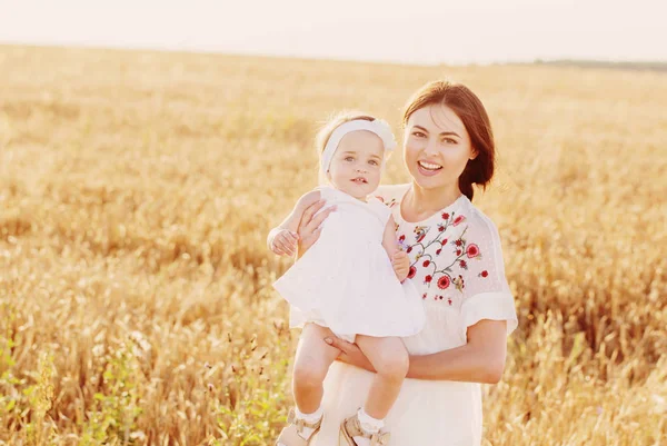 Mor och dotter i fältet — Stockfoto