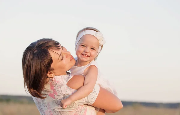 Mãe e filha ao pôr do sol — Fotografia de Stock