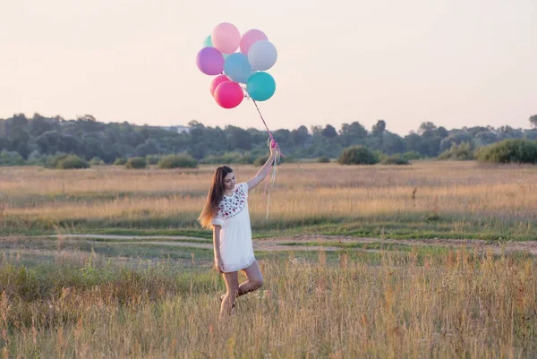 Glada unga kvinnor med ballonger utomhus — Stockfoto