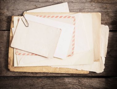 Ahşap zemin üzerine eski kağıt