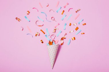 konfeti kağıdı arka plan üzerinde şapkalı doğum günü
