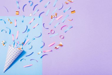 konfeti kağıdı arka plan üzerinde şapkalı doğum günü