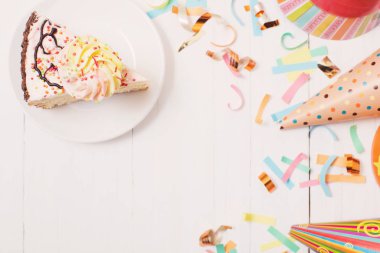 doğum günü pastası ve dekorasyon Beyaz ahşap zemin üzerinde