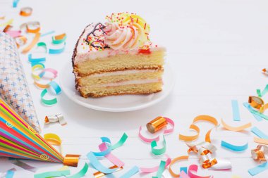 doğum günü pastası ve dekorasyon Beyaz ahşap zemin üzerinde