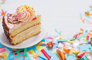 doğum günü pastası ve dekorasyon Beyaz ahşap zemin üzerinde