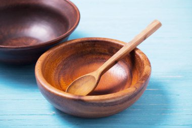 Mavi ahşap zemin üzerine ahşap dishware 