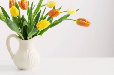 Beyaz arkaplanda sarı laleler