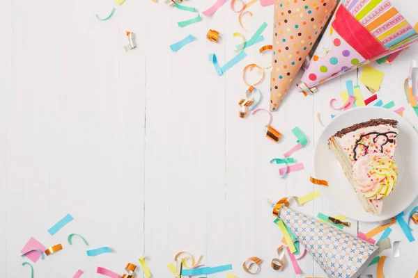 Torta di compleanno e decorazione su sfondo di legno bianco — Foto Stock