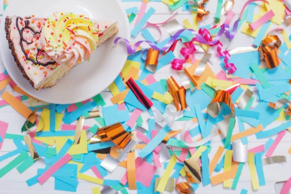 Torta di compleanno e decorazione su sfondo di legno bianco — Foto Stock