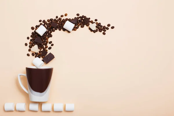 Grãos de café e uma xícara em um fundo leve — Fotografia de Stock