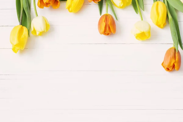 Gele tulpen op houten achtergrond — Stockfoto