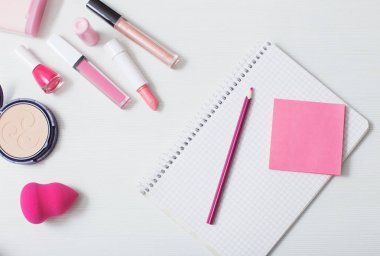 Kadın pembe kozmetik, üstten görünüm