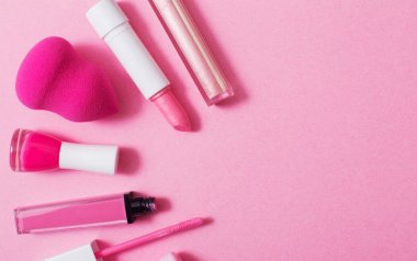 Kadın pembe kozmetik, üstten görünüm