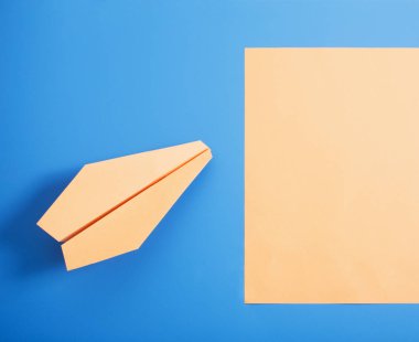 mavi renk arka plan üzerinde kağıt uçak