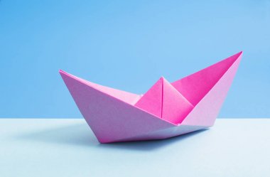 kağıt tekne mavi kağıt arka plan üzerinde