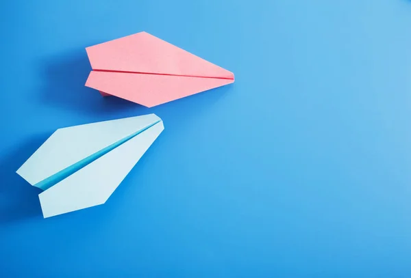 Plano de papel sobre fondo de color azul — Foto de Stock