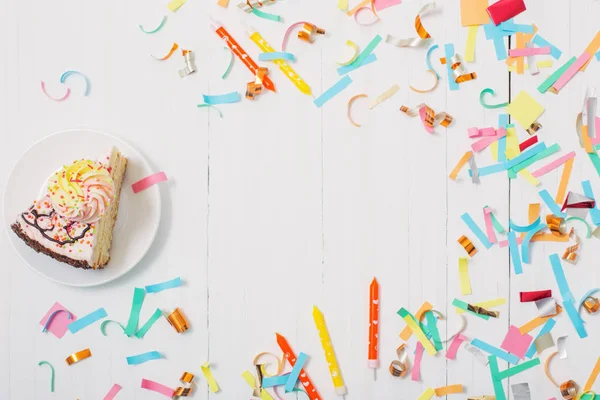 Gâteau d'anniversaire et décoration sur fond blanc en bois — Photo