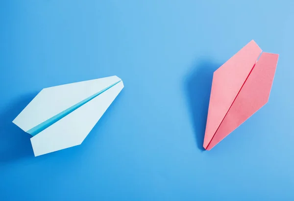Αεροπλάνο χαρτί σε φόντο μπλε χρώμα — Φωτογραφία Αρχείου