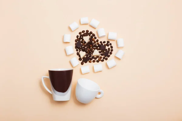 Duas xícaras com grãos de café em forma de coração — Fotografia de Stock