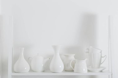 ahşap raf üzerinde beyaz dishvare