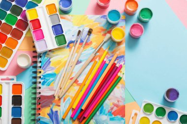 Boyalar, kalem ve kağıt üzerinde fırçalar