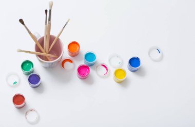 boyalar ve kağıt üzerinde fırçalar