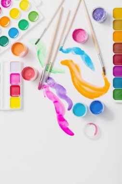 boyalar ve kağıt üzerinde fırçalar